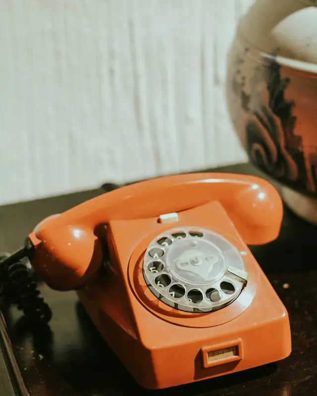 Téléphone à cadran vintage orange trouvé en brocante
